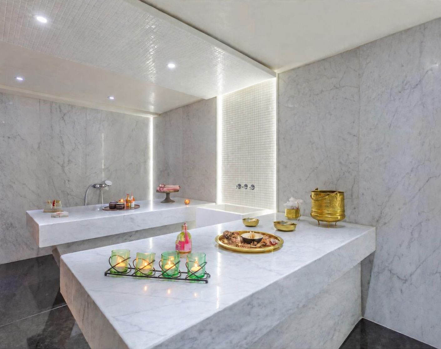 Hammam en marbre blanc avec banquettes, mosaïque et éclairage intégré