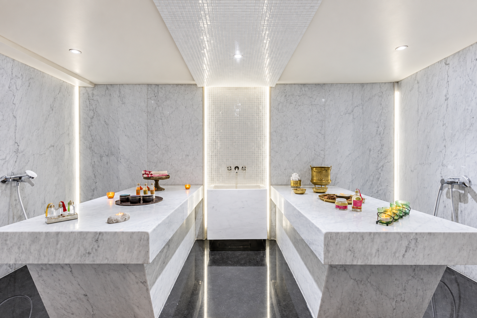 Hammam en marbre blanc avec deux tables de gommage
